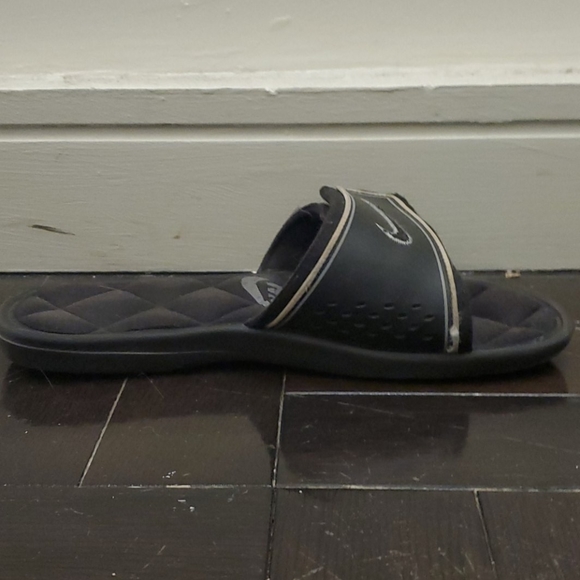 Nike slides - Picture 2 of 2